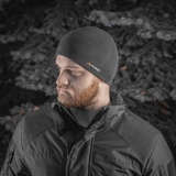 Mand iført M-Tac Fleece Watch Cap Light Polartec i vinterlandskab
