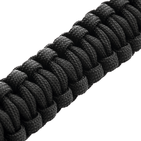 M-Tac Paracord Armbånd i sort, forstørret udsyn af det stærke og lette reb, ideelt til overlevelses- og friluftslivssituationer.