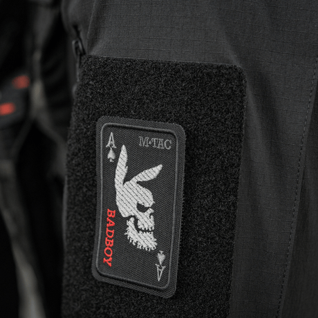 M-Tac Patch Bad Boy (Broderi) med kaninske kranium på ace of spades kort, symboliserer frihed og mod, fastgjort med Velcro på tøj.