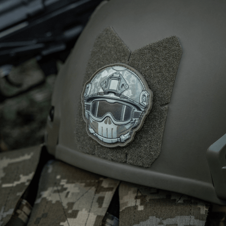 M-Tac Patch Emoji #20 med 3D-effekt på hjelm, PVC-materiale, taktisk og sjov morale patch med velcro fastgørelse.