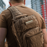 M-Tac Patch Flag 25x80 Mini Squares på taktikrygsæk, robust Cordura 500D, ideal til tøj og udstyr, monteret med velcro i urbane omgivelser