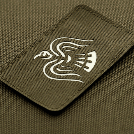 M-Tac Patch Ravneflag Laser Cut viser vikingeflag med sort ravn, ideel til uniform eller taktisk udstyr, Cordura 500D, Velcro, 80x50 mm.