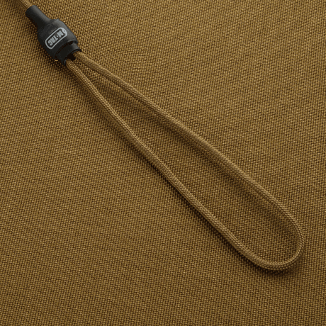 M-Tac Safety Cord Medium Universal fastgjort på beige baggrund, fleksibel spiralkonstruktion til sikring af udstyr.
