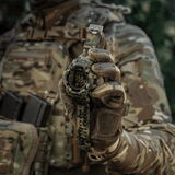 M-Tac Tactical Ur 2037 i kamuflage, båret af person i taktisk beklædning, viser klokken og dato, ideel til outdoor og daglig brug.