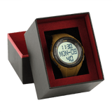 M‑Tac Taktisk Ur med Pedometer i en sort gaveæske, perfekt til sport og udendørs aktiviteter, viser digitalt display og funktioner.