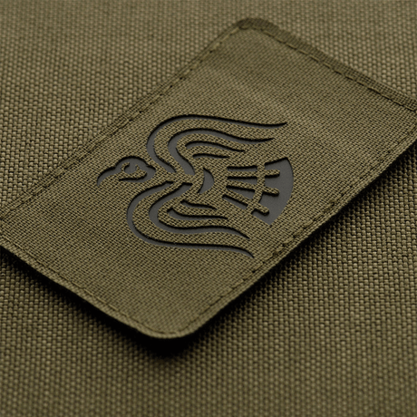 M-Tac Patch Ravneflag Laser Cut med sort ravn på Cordura 500D materiale, velegnet til uniform og taktisk udstyr, 80x50 mm med velcro.