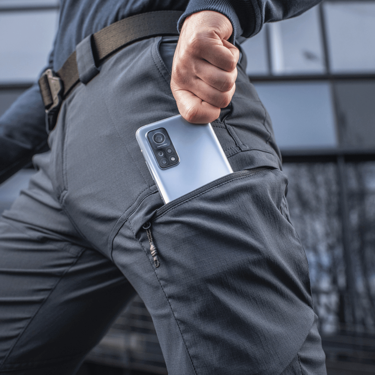 M-Tac Bukser Sahara Flex Light med telefon i lommen, viser fleksibilitet og stilfuldt design