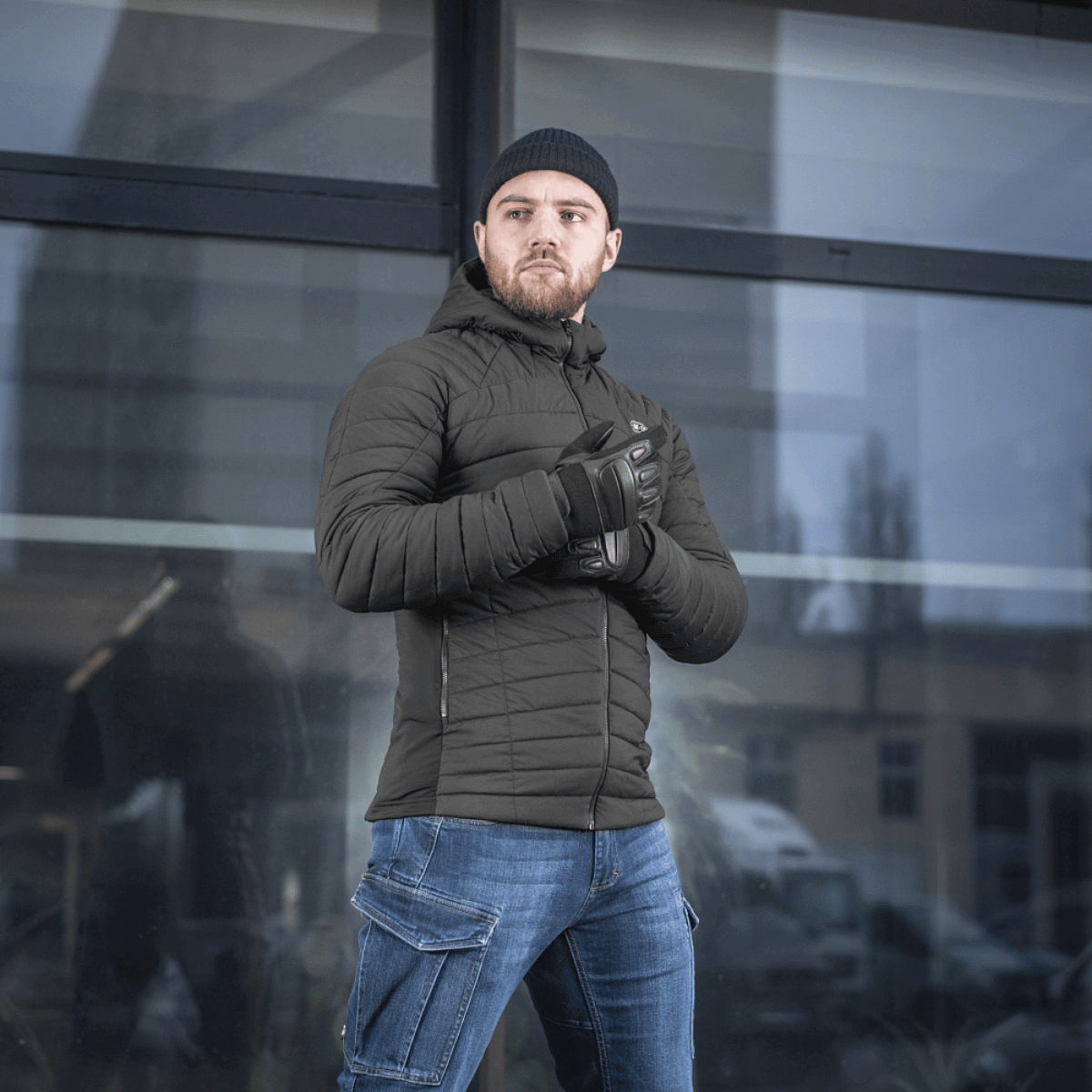 M-Tac Jarl Jakke mænds sort jakke, windproof og varm, model står udenfor, perfekt til koldt vejr, jakke detaljer vises