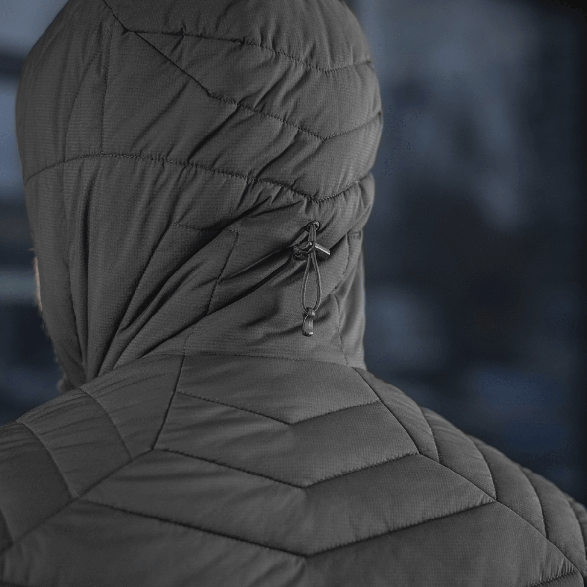 Bagsiden af M-Tac Jarl Jakke med detaljeret hættedesign i Toray nylonmateriale.