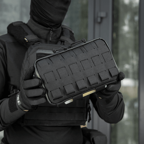 Sort M-Tac Admin Pouch Large Elite Gen.II i brug med robust Cordura, perfekt til opbevaring af tablet og småting.