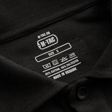 Størrelsesetiket på M-Tac Tactical Polo Shirt Langærmet 65/35 med 65% bomuld og 35% polyester, lavet i Ukraine.