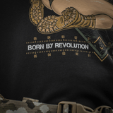 Close-up af M-Tac T-Shirt Delivery Service med "Born by Revolution" tekst, Pin-Up design og taktisk stil.