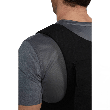 Bagfra udsyn af Anorak Niobium® Duty III Stik & Skudsikker Vest på en person, fremhæver komfort og holdbarhed.