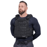 Mand iført Elite Armor Plate Carrier i farven sort, set forfra i vinkel