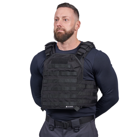 Mand iført Elite Armor Plate Carrier i farven sort, set forfra i vinkel