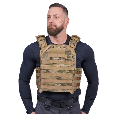 Mand iført Elite Armor Plate Carrier i camo, set forfra med fokus på pasform