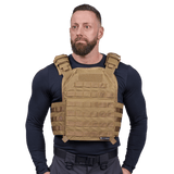 Mand iført Elite Armor Plate Carrier i khaki set forfra med fokus på pasform