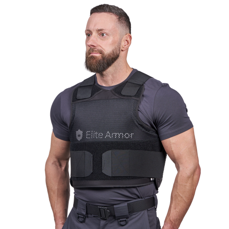 Mand iført RX2 stik og skudsikker vest set forfra i vinkel med justerbare stropper
