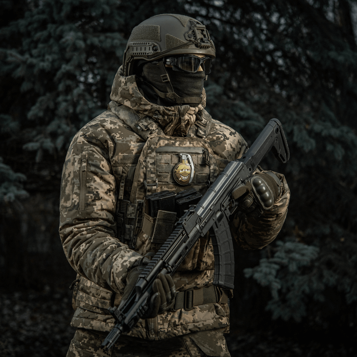 Soldat iført camouflagejakke med M-Tac Patch M67 Granat 3D PVC på vest under militæroperation i skov.