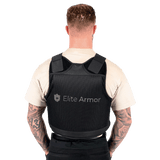 Elite Armor RX2 Stik & Skudsikker Vest – mand i t-shirt med vest bagra.