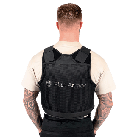 Elite Armor RX2 Stik & Skudsikker Vest – mand i t-shirt med vest bagra.