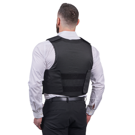 Mand iført Elite Armor VIP Stik & Skudsikker vest set bagfra
