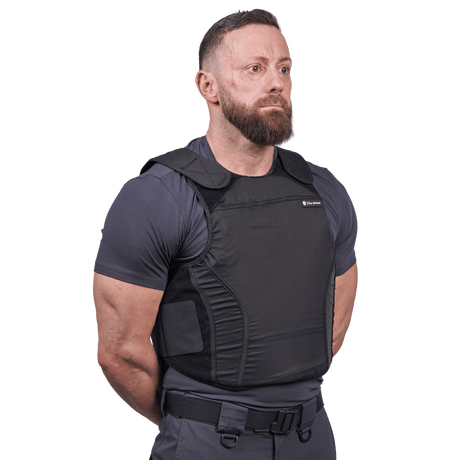 Mand iført Xtreme stik og skudsikker vest set forfra i vinkel